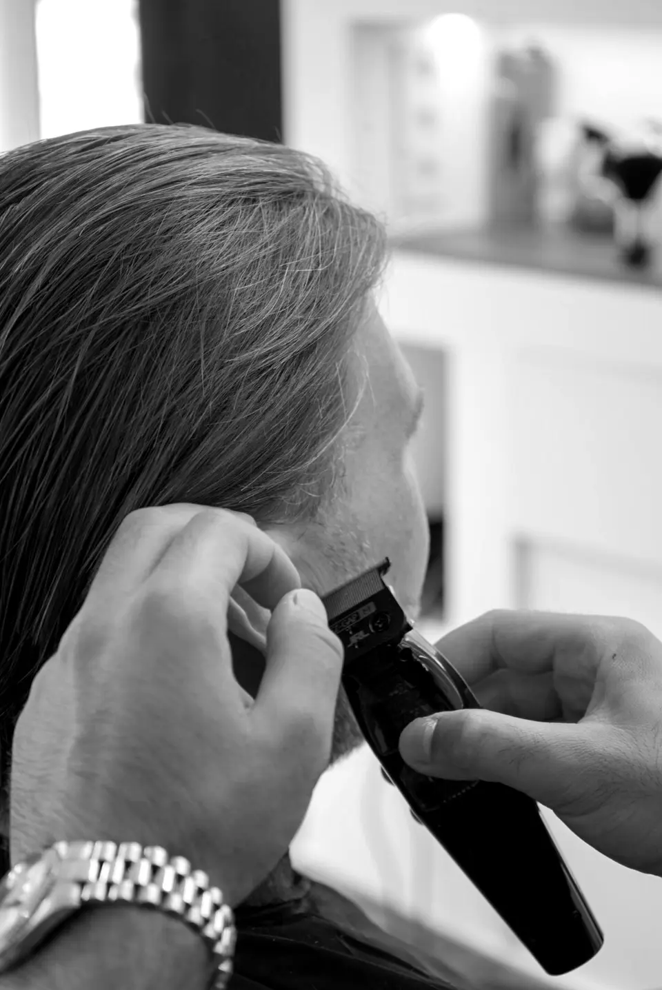 Baard bijwerken met de trimmer langs de kaaklijn