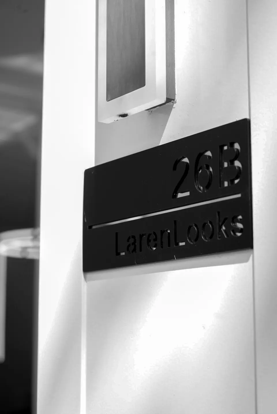 Naambordje 26B Laren Looks bij de ingang aan de Nieuweweg