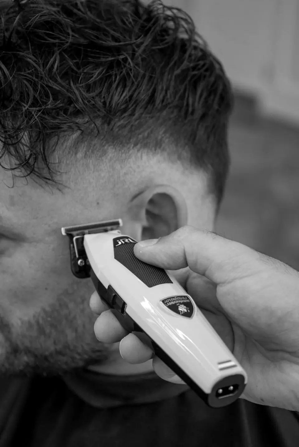Skin fade met de tondeuse bij het oor