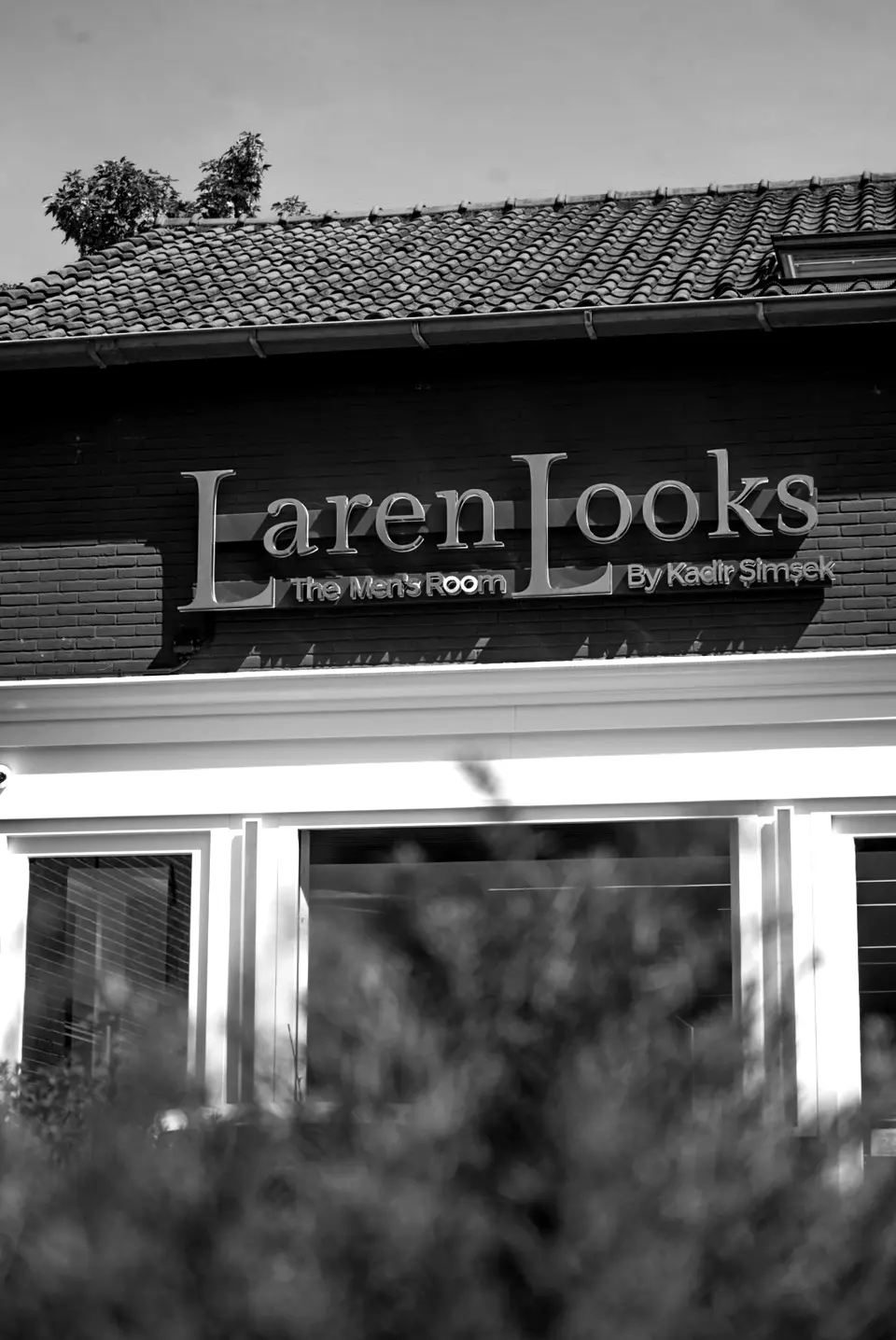 Logo van Laren Looks op de gevel aan de Nieuweweg in Laren