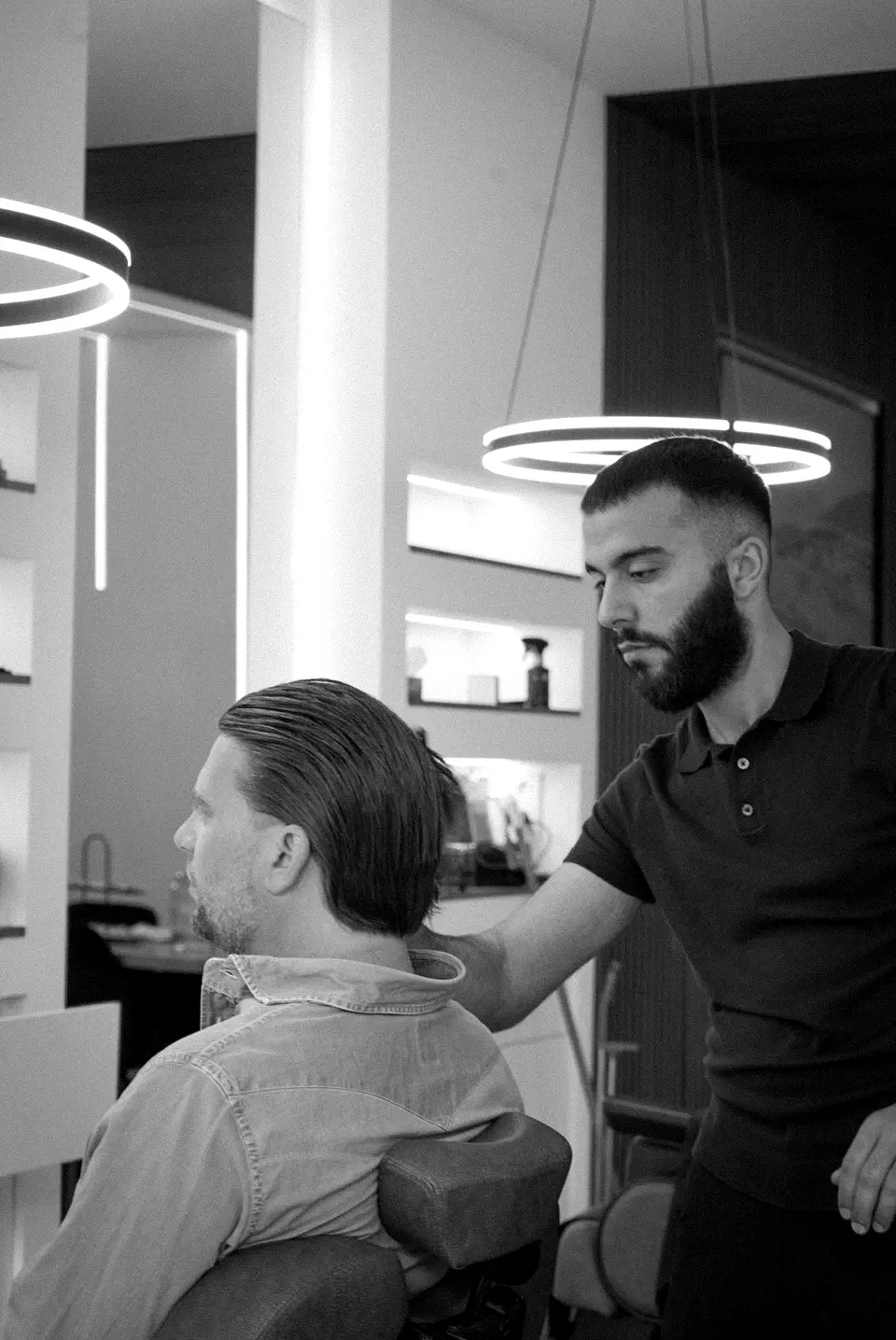 Kadir Simsek knipt een klant in de lichte salon