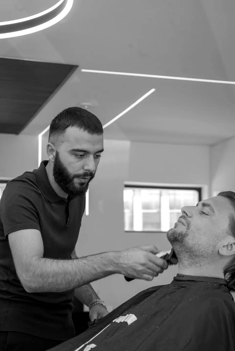 Baard trimmen in de stoel