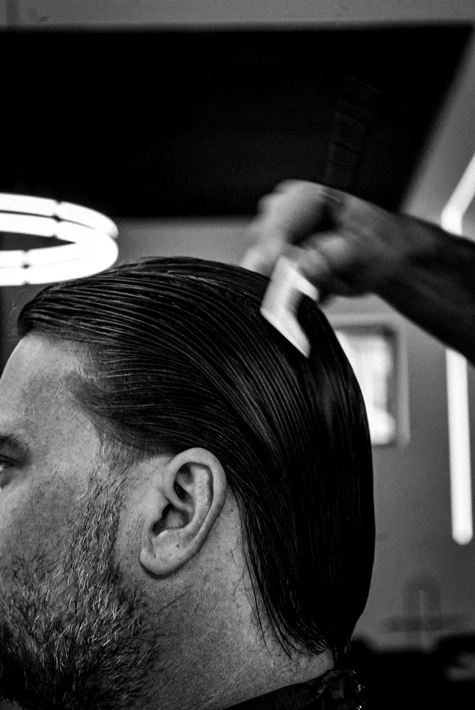 Kam door nat slick-back haar